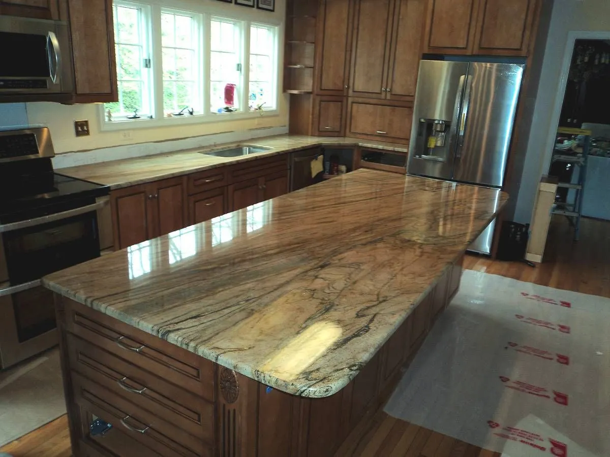 Гранит Prada Gold в интерьере (столешница и остров)